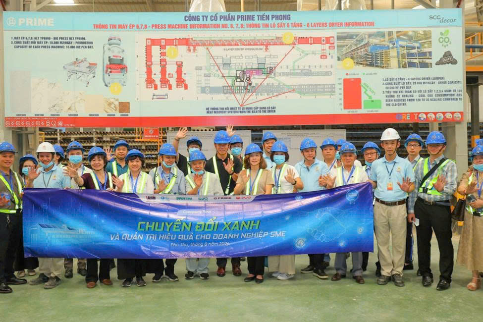 Các doanh nghiệp SME tham quan, học hỏi kinh nghiệm chuyển đổi xanh
tại nhà máy Prime Tiền Phong