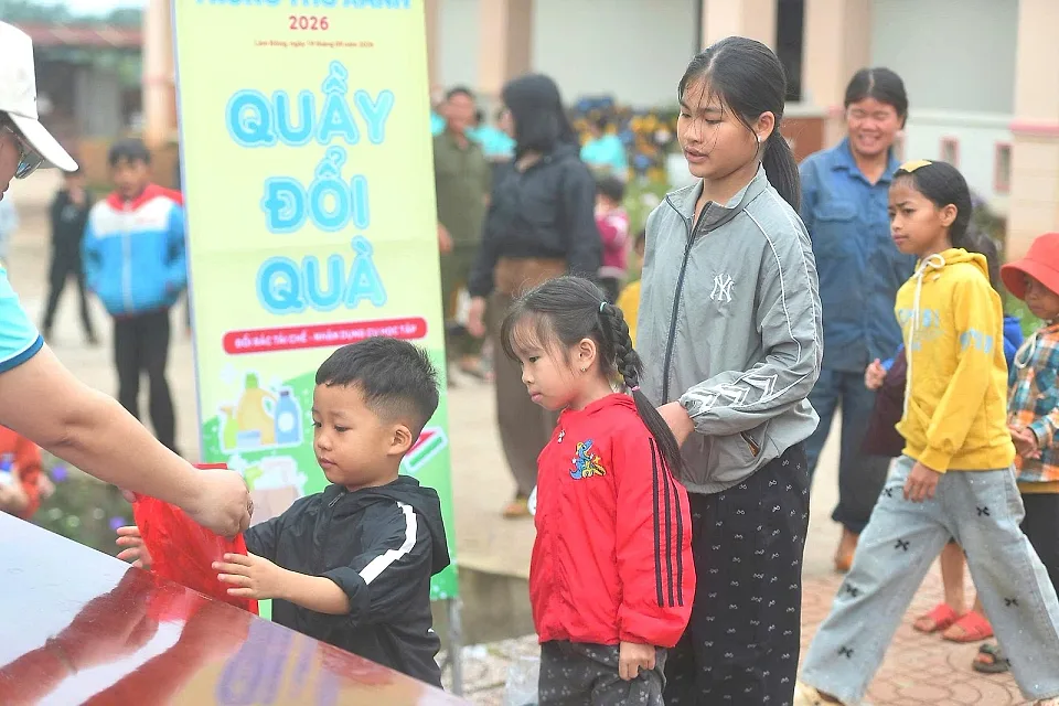 Many practical gifts, such as mooncakes and school supplies, were presented to the local children.